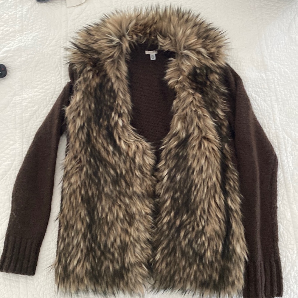Brown knit sweater with faux fur collar